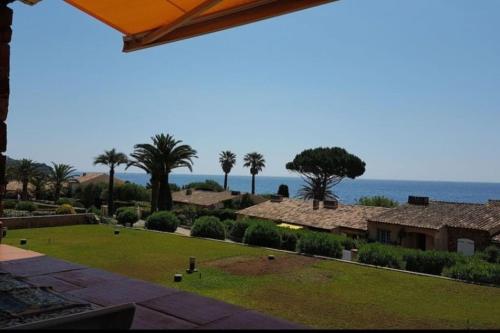 Appartement superbe vue en bord de mer et piscine