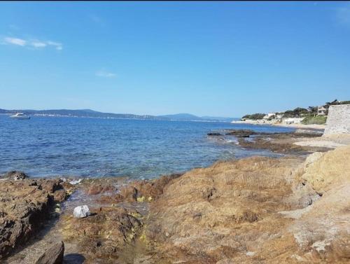 Appartement superbe vue en bord de mer et piscine