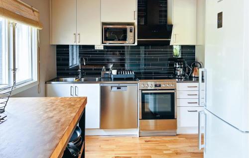 Konyha, Four-Bedroom Holiday Home In Hjalteby in Apelgarden