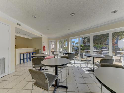 Hibiscus 103-B 2 Bedrooms Sleeps 6 Ocean Front Ground Floor 3 Pools - image 11
