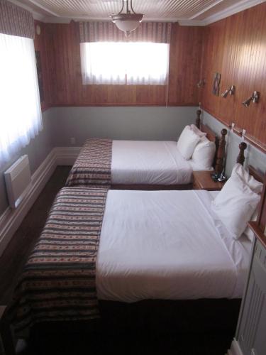 Deluxe Suite with Two Queen Beds image 2