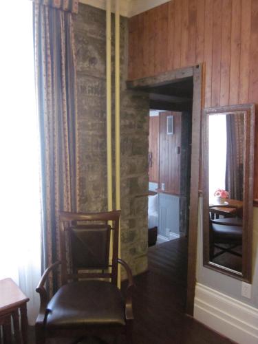 Deluxe Suite with Two Queen Beds image 1