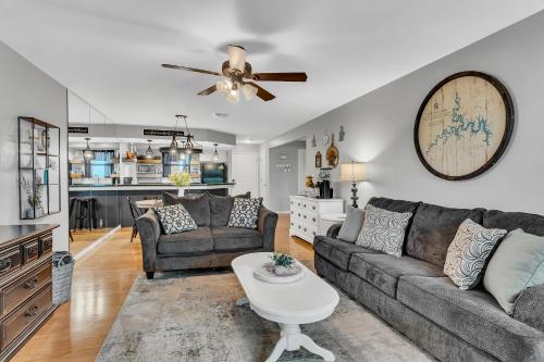 Lake Bluff Retreat - sleeps 6 - heated pool - golf, Branson