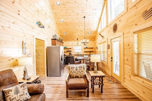 Helens Hideaway-Wooded seclusion 1 mile to Deep Creek Smoky Mtn Park in Bryson City, USA
