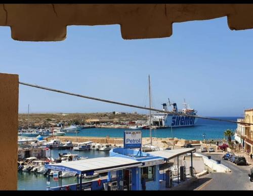 Sbarcatoio vista porto a Lampedusa