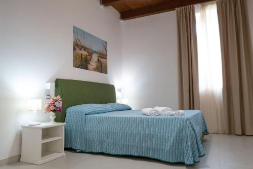 1 queen bed, 1 sofa bed