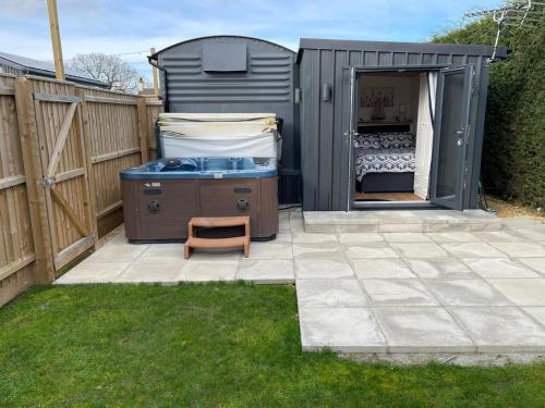 Maple Lodge Quirky Salvaged Railway Carriage with Hot Tub