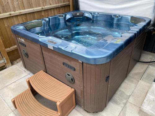 Maple Lodge Quirky Salvaged Railway Carriage with Hot Tub