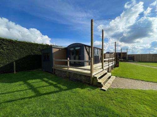 Maple Lodge Quirky Salvaged Railway Carriage with Hot Tub