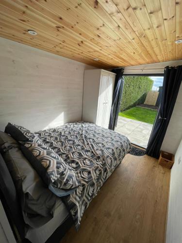 Maple Lodge Quirky Salvaged Railway Carriage with Hot Tub