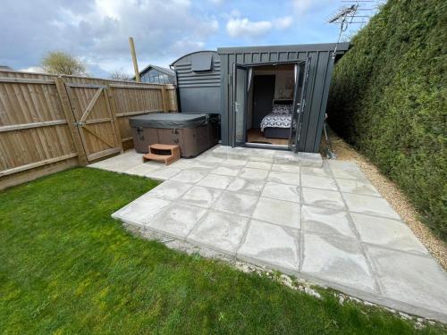 Maple Lodge Quirky Salvaged Railway Carriage with Hot Tub