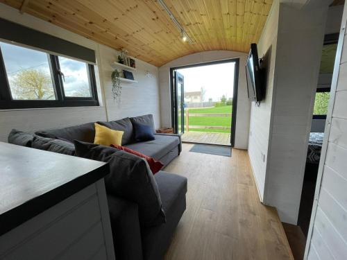 Maple Lodge Quirky Salvaged Railway Carriage with Hot Tub