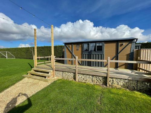 Maple Lodge Quirky Salvaged Railway Carriage with Hot Tub