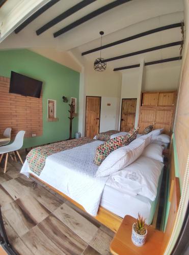 1 double bed, 1 twin bed