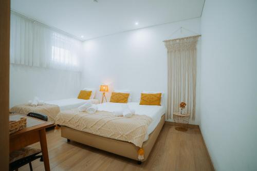 1 double bed, 1 twin bed