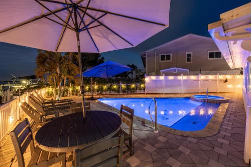 NEW! Dolphin Bay! Canal front, pool & spa, game room!