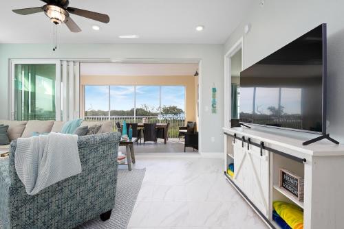 Holmes Beach Retreat! Condo in Margaritaville with amazing views of the bay! in Bradenton, USA