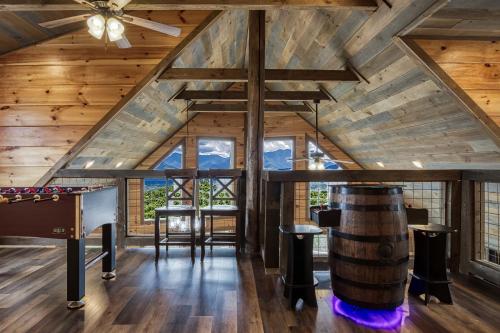 Freedoms View, Game Room & Amazing Views, FREE tickets each paid day, Hot Tub!!! in Caton (TN)