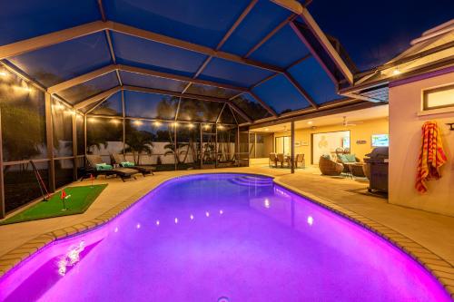 NEW! House of Palms! Private Pool Home! Short Drive to AMI in Bradenton, USA
