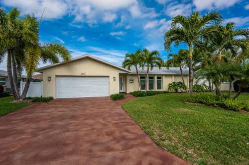 NEW! House of Palms! Private Pool Home! Short Drive to AMI in Bradenton, USA