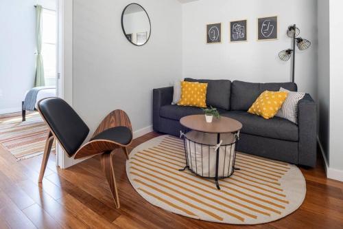 OTR, QUEEN Bed, 50in TV, Workspace, Near Lightrail in Cincinnati, USA