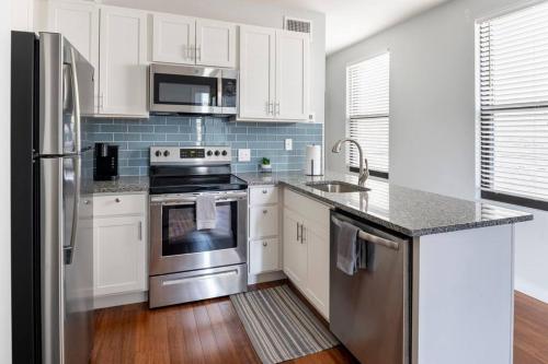 OTR, QUEEN Bed, 50in TV, Workspace, Near Lightrail in Cincinnati, USA