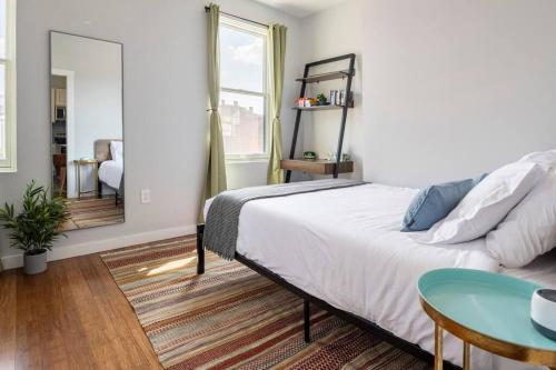 OTR, QUEEN Bed, 50in TV, Workspace, Near Lightrail in Cincinnati, USA
