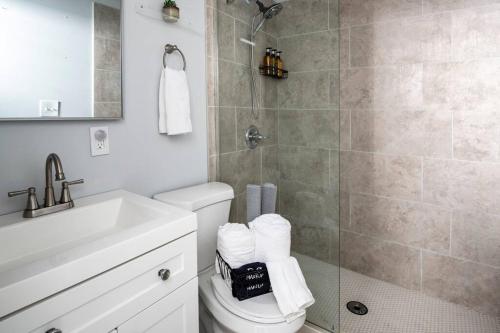 OTR, QUEEN Bed, 50in TV, Workspace, Near Lightrail in Cincinnati, USA