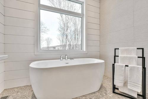 The Glam Shack - Golf, Ski, Spa in Saint-Faustin-Lac-Carré (QC)