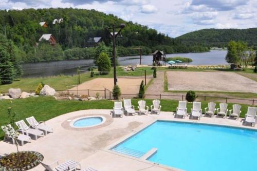 The Glam Shack - Golf, Ski, Spa in Saint-Faustin-Lac-Carré (QC)