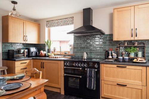 Luxury 3 Bedroom Cottage - Sleeps 6 in تومينتول