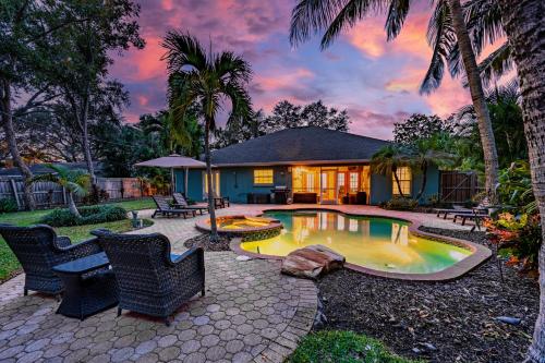 Nautical Escape! Private pool home with a tropical backyard oasis! in Bradenton, USA