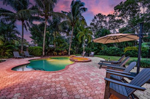 Nautical Escape! Private pool home with a tropical backyard oasis! in Bradenton, USA