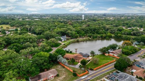 Lake O Woods! Gated private pool home! in Bradenton, USA