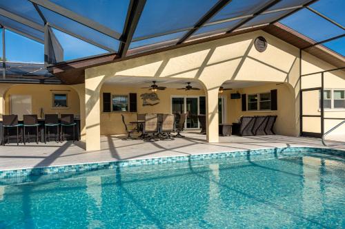 Lake O Woods! Gated private pool home! in Bradenton, USA