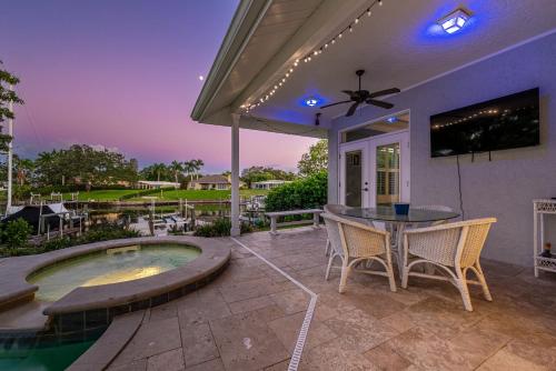 Manatee House! Pool home minutes away from AMI with private boat dock! in Bradenton, USA