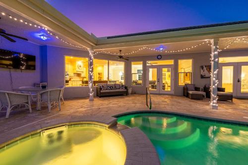 Manatee House! Pool home minutes away from AMI with private boat dock! in Bradenton, USA