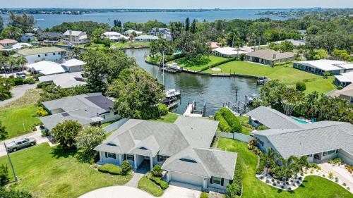 Manatee House! Pool home minutes away from AMI with private boat dock! in Bradenton, USA