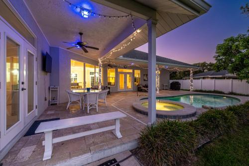 Manatee House! Pool home minutes away from AMI with private boat dock! in Bradenton, USA