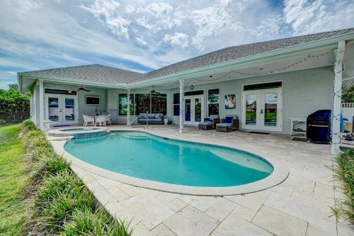 Manatee House! Pool home minutes away from AMI with private boat dock! in Bradenton, USA