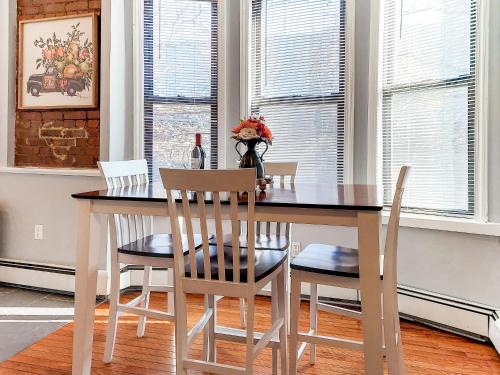 Spacious Getaway by Wooster Square! in New Haven, USA