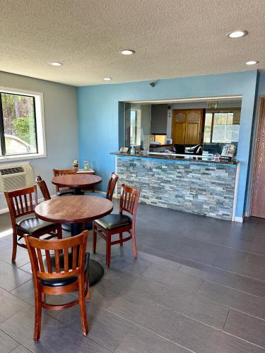 Food and beverages, American Inn-Alexander City in Alexander City (AL)