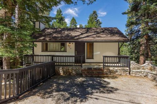 Pet Friendly Treetop Cabin w/Deck & Forest Views in Twin Peaks, USA