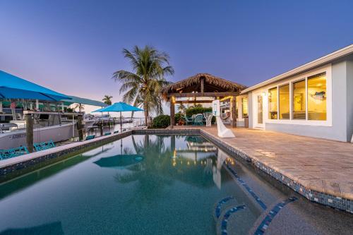 Royal Palm Paradise! Waterfront, Private Pool & Hot Tub, Boat Dock!