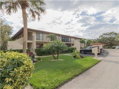 Sun Eagle Condo! Cozy condo with workspace and community pool! in Bradenton, USA