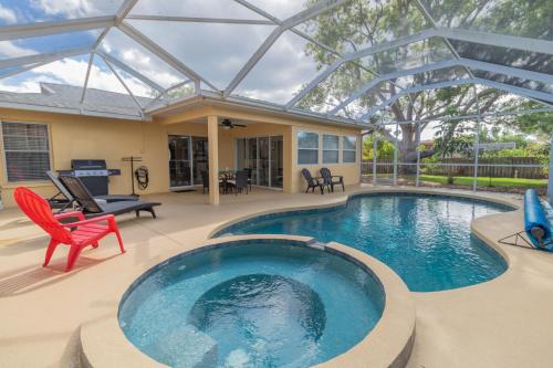 Sunny Days! Private pool home with spa, workspace, and high speed WiFi! in Bradenton, USA