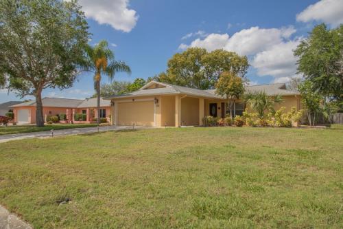 Sunny Days! Private pool home with spa, workspace, and high speed WiFi! in Bradenton, USA