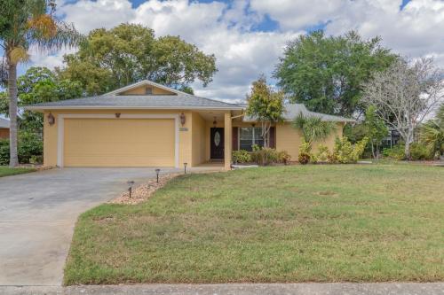 Sunny Days! Private pool home with spa, workspace, and high speed WiFi! in Bradenton, USA