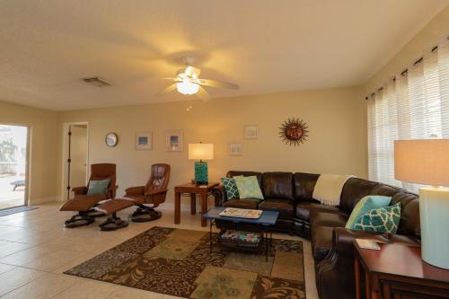Sunny Days! Private pool home with spa, workspace, and high speed WiFi! in Bradenton, USA