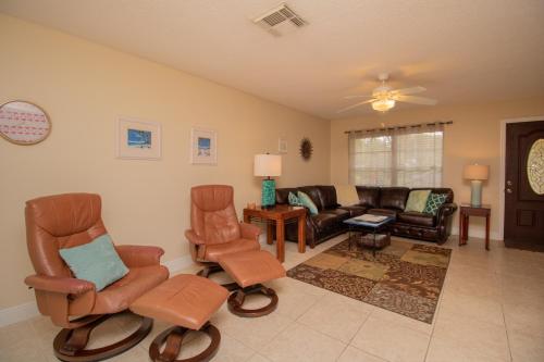 Sunny Days! Private pool home with spa, workspace, and high speed WiFi! in Bradenton, USA